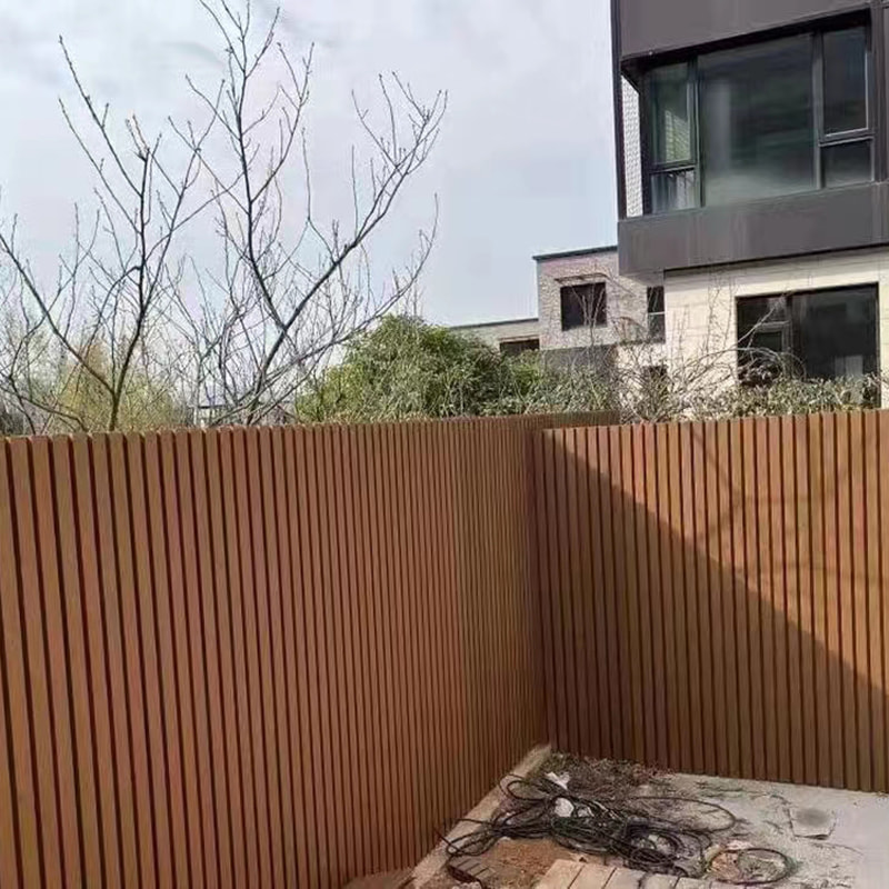 Co-extrusion Pandekorasyon na Bakod Screen na lumalaban sa panahon Wpc Composite Privacy Garden Fence Sun-proof Wear-resistant Anti- anay Madaling I-install